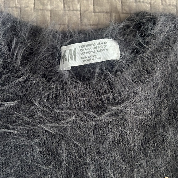 Girl’s H&M size 4-6Y sweaters. - Picture 2 of 6